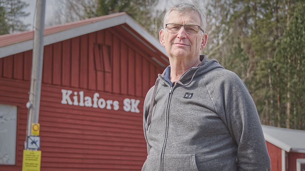 Lennart Larsen, ordförande i Kilafors skidklubb framför klubbstugan.