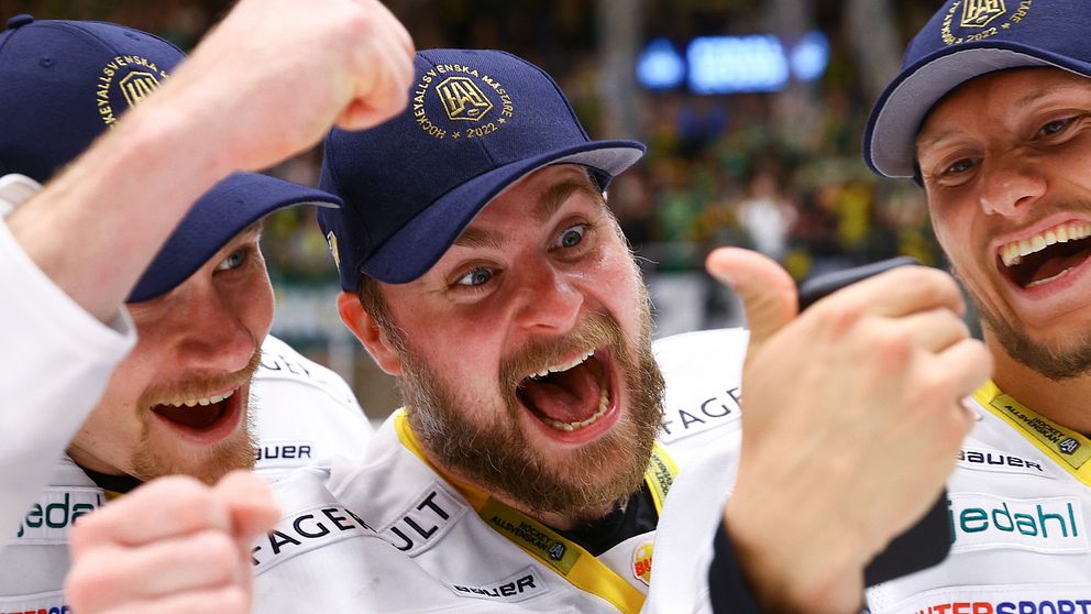 HV71:s Simon Önerud, Nichlas Torp och Daniel Bertov jublar efter final sex i kvalet till SHL mellan Björklöven och HV71 den 4 maj 2022 i Umeå.