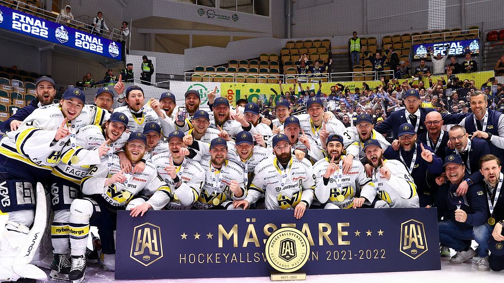 HV71 jublar efter final sex i kvalet till SHL mellan Björklöven och HV71 den 4 maj 2022 i Umeå.