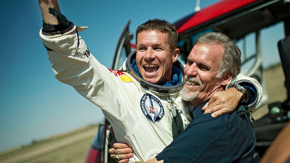 Den österrikiske fallskärmshopparen Felix Baumgartner gratuleras efter hoppet från stratosfären. Foto: Scanpix