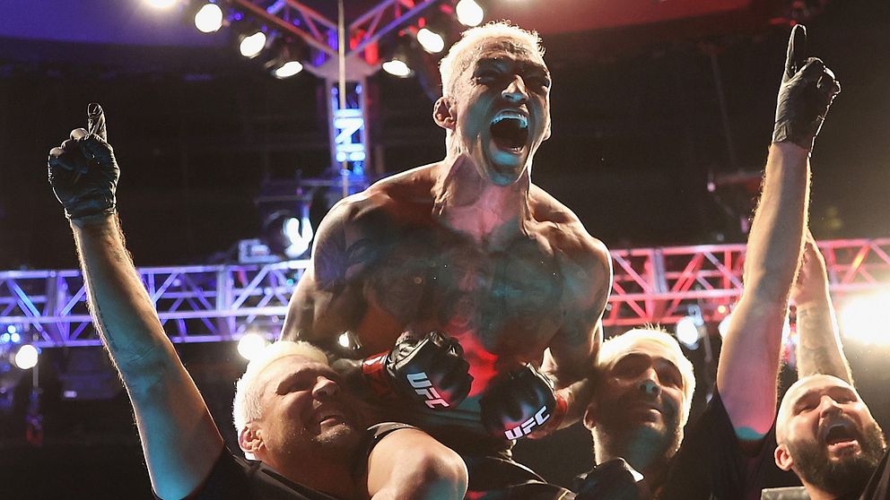 UFC-stjärnan Charles Oliveira skriker ut sin glädje.