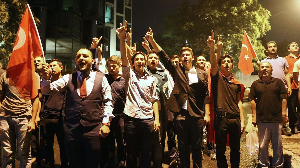 Pro-nationalistiska demonstranter ropar slagord i närheten kurdiska HDP:s kontor i Ankara.
