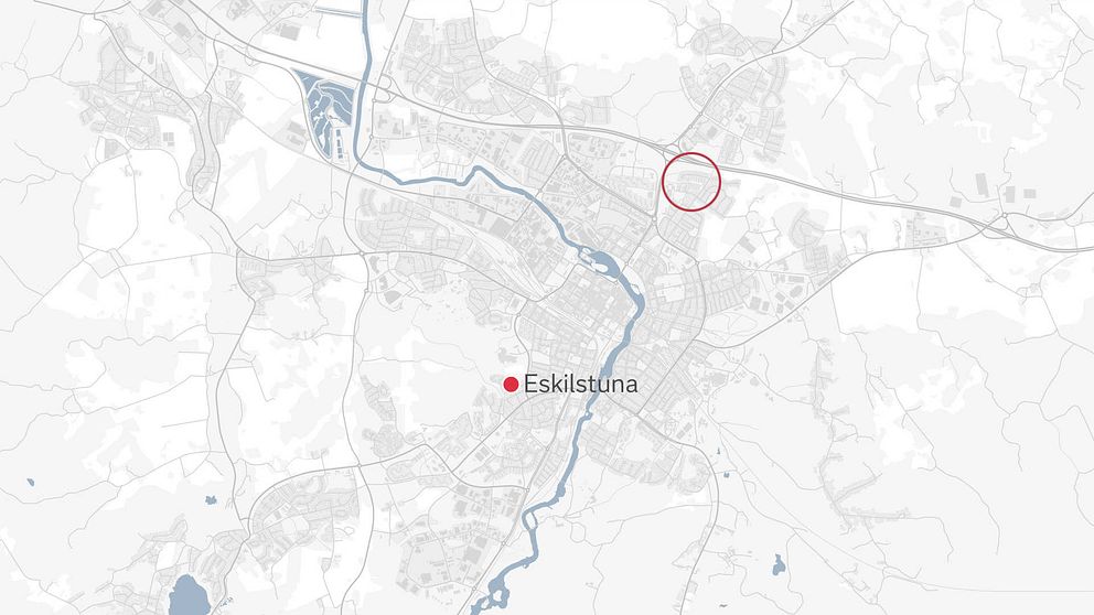 En karta över Eskilstuna där området för skottlossningen är markerad med en röd cirkel.