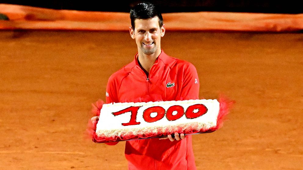 Novak Djokovic fick en stor tårta efter sin 1000:e ATP-seger.