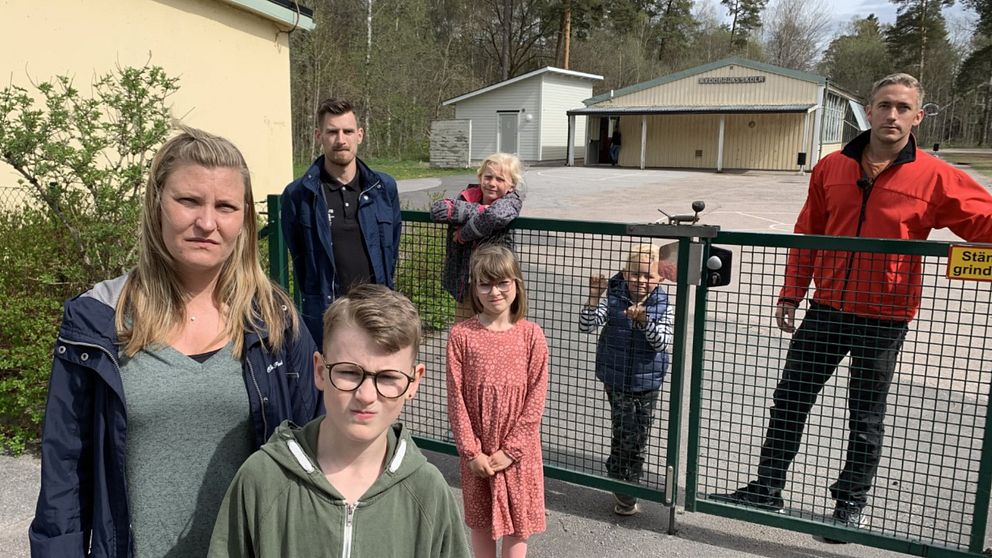 Caroline Norén, Christoffer Karlsson, Kristofer Bohman och deras barn är alla kritiska till förslaget om att Rydöbruks skola ska läggas ner.