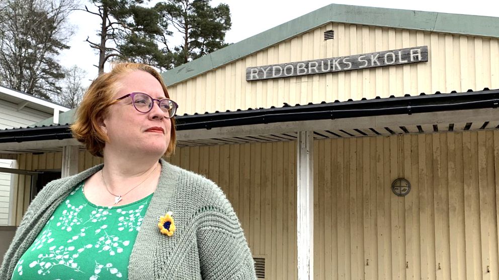 Tillsammans med Moderaterna vill Centerpartiet med Anna Roos lägga ner Rydöbruks skola. I klippet förklarar hon varför.