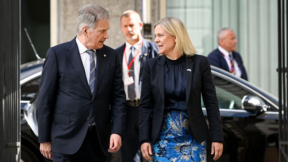 Ruotsin pääministeri Magdalena Andersson (S) ja Suomen tasavallan presidentti Sauli Niinistö kävelevät rinnakkain Tukholmassa tiistaina 17. toukokuuta 2022.