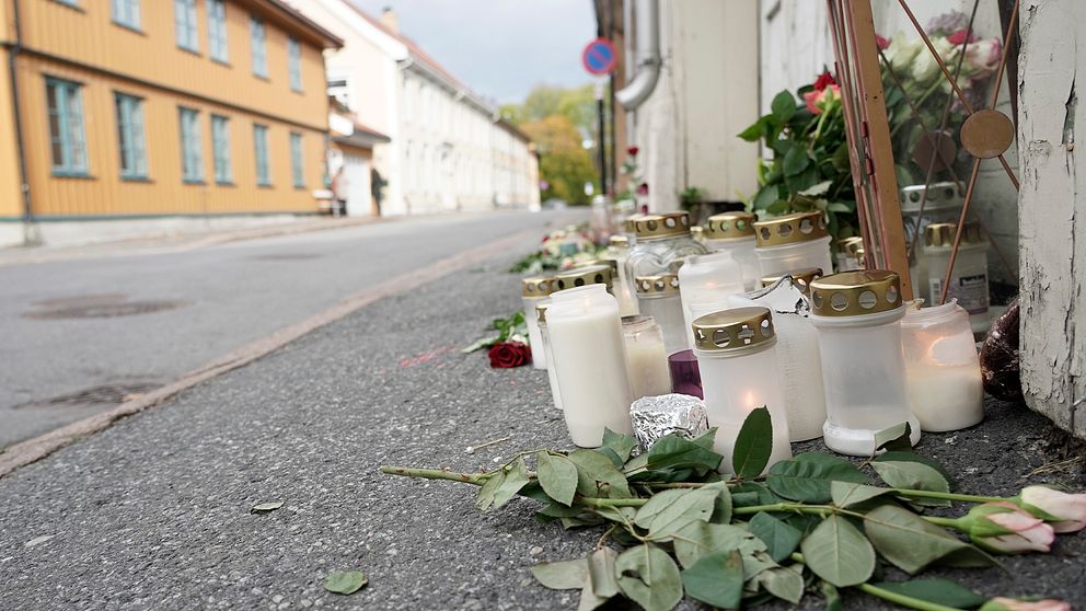 Blommor och ljus vid brottsplatsen i Kongsberg i Norge dagarna attacken.