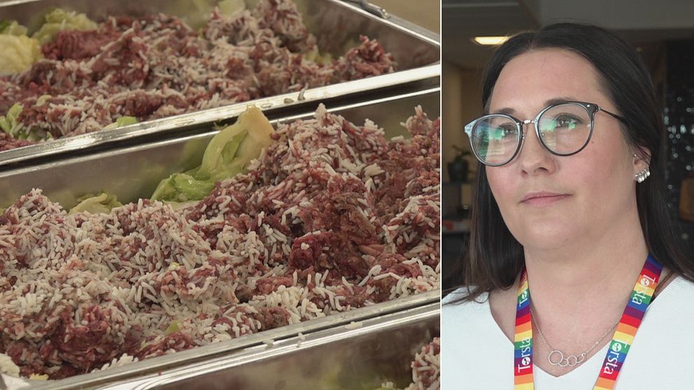 Till vänster syns brickor med kålpudding. Till höger syns en kvinna med mörkt hår, glasögon och en vit topp.