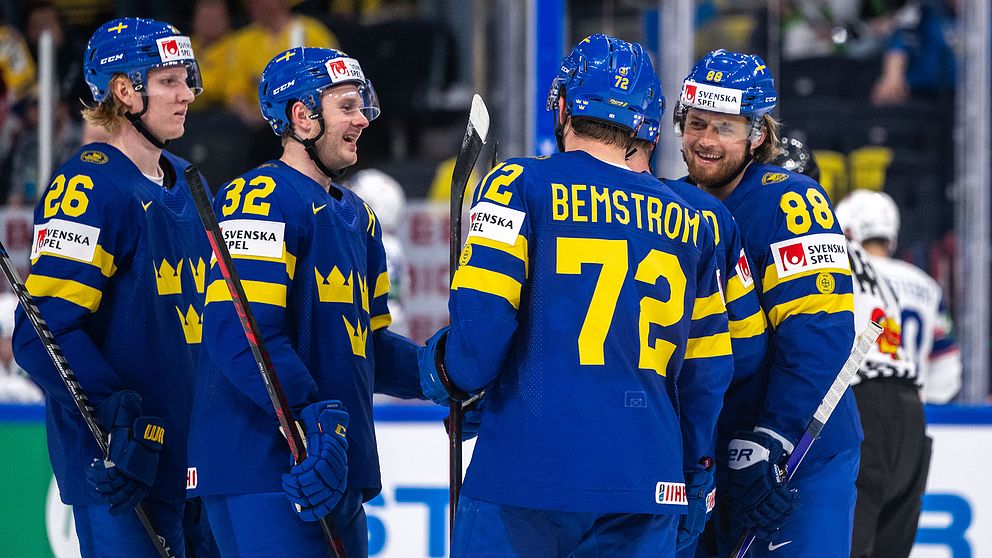 Glada Tre Kronor-spelare efter ett av sju mål mot Norge i VM. Från vänster: Rasmus Dahlin, Lucas Wallmark, Emil Bemström och William Nylander.