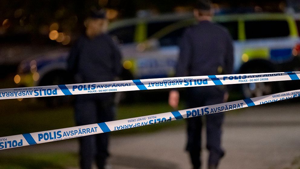 Poliser framför avspärrningstejp. Arkivbild.