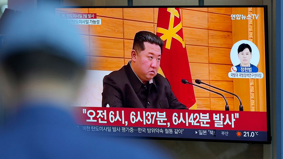 En TV-skärm visar ett nyhetsprogram som rapporterar om Nordkoreas missiluppskjutning med ett arkivklipp av Nordkoreas ledare Kim Jong Un, vid en tågstation i Seoul, Sydkorea, onsdagen den 25 maj.