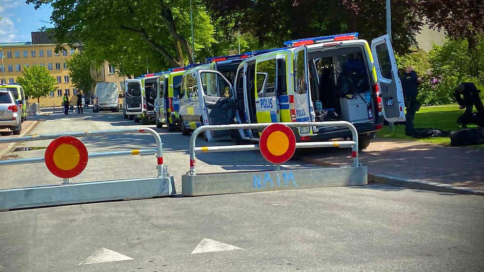 Poliserna samlas och förbereder sig inför söndagens högerextrema manifestation i Kristianstad.