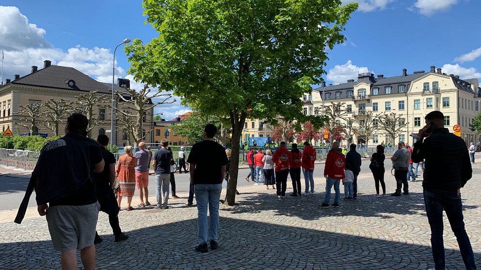 Folk samlas vid Residensgatan i Kristianstad intill Rasmus Paludans manifestation.