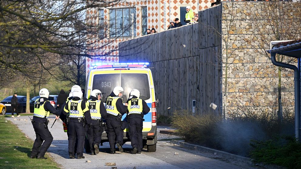 Motdemonstranter kastade sten mot kravalllutrustad polis och en polisbuss vid Skånegården i Malmö där Rasmus Paludan, partiledare för det danska högerextrema partiet Stram kurs, höll en manifestation den 16 april.