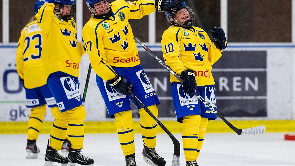 Elin Svensson och Nicole Hall under en U18 match mot Finland.
