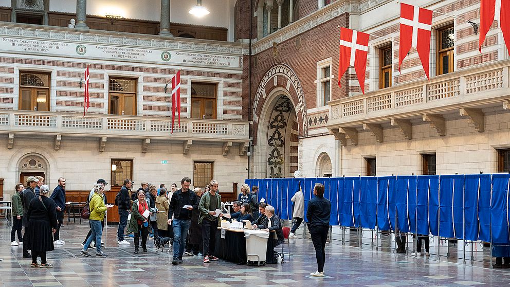 Danskar avgav sina röster strax innan vallokalen stängde vid Köpenhamns rådhus, i Köpenhamn, Danmark. Danmark röstar i en folkomröstning om de ska överge sitt lands 30-åriga undantag från EU-blockens gemensamma försvarspolitik eller inte.