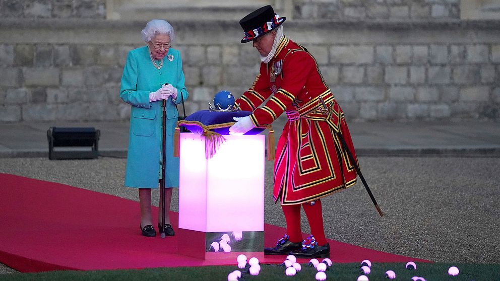 Drottning Elizabeth II för att symboliskt leda tändningen av jubileumslyktan i Windsor, England, på torsdagen, dag ett av jubileumsfirandet.