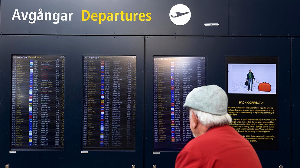 Passagerare i avgångshall på Arlanda flygplats