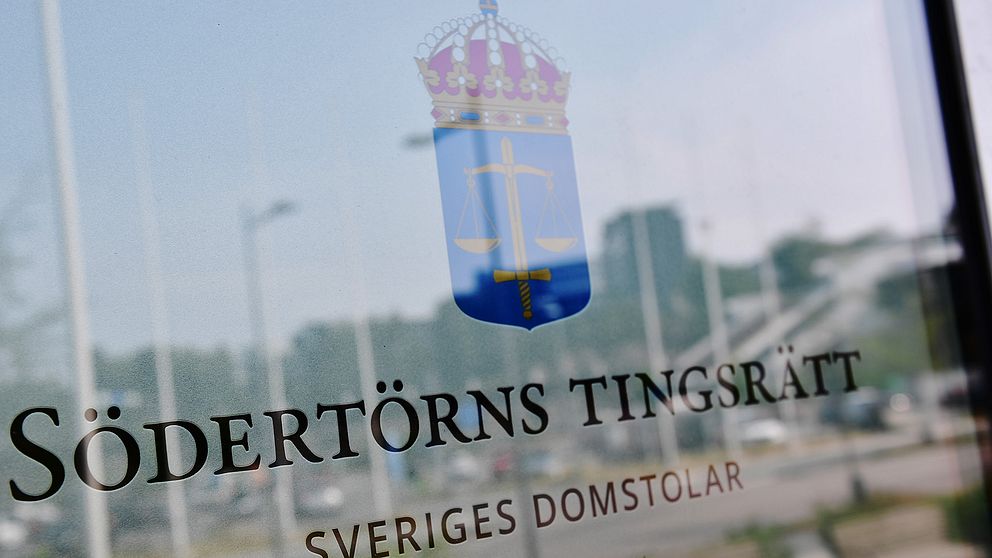 Två unga män med koppling till Vårbynätverket i södra Stockholm döms för att ha planerat att döda en ledare i ett kriminellt nätverk i Västerås.