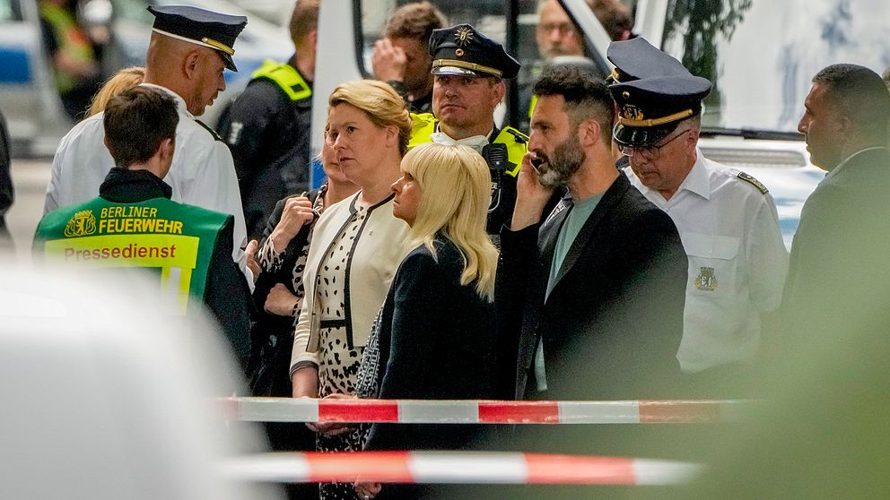 Berlins borgmästare Franziska Giffey besöker platsen i Berlin där en person dödades och flera skadades när en bil kördes upp på trottoaren.