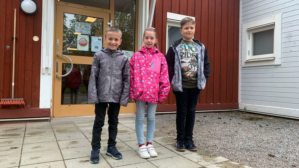 Volodomyr, Hanna och Oleksii framför sin skola i Björna.