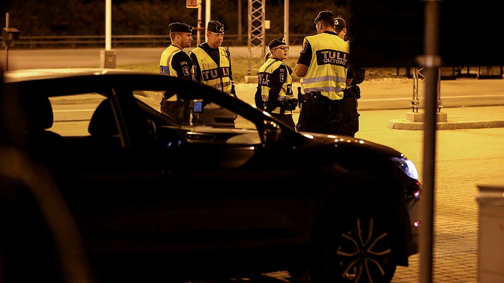 Tullens personal i arbete vid Öresundsbrons betalstation vid Lernacken i Malmö natten till torsdagen. Enligt danska medier skall ett stort antal av de närmare 300 flyktingar som suttit på ett tåg i Rödby hamn nu vara på väg mot Sverige i privata bilar.