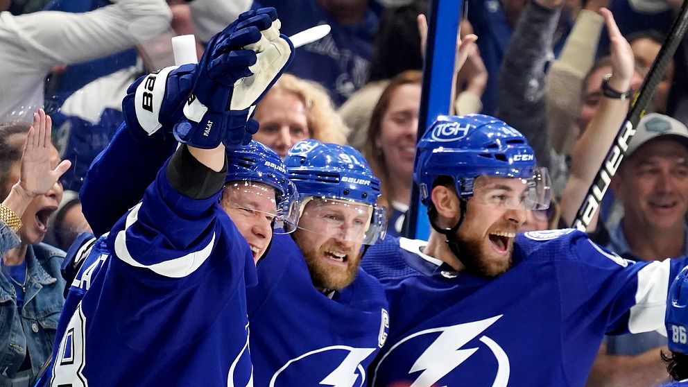 Tampa Bays Steven Stamkos (mitten) firar med Ondrej Palat (vänster) och Jan Rutta (höger).