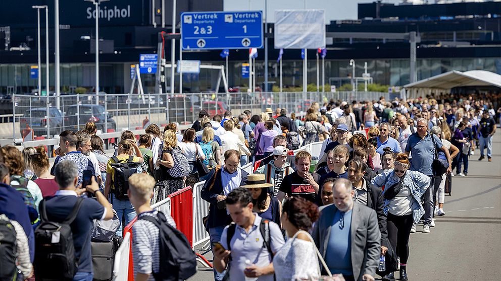 Köer utanför flygplatsen Schiphol i Amsterdam.