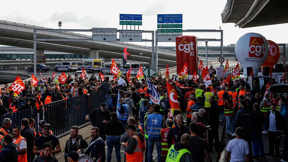 Personal på Charles de Gaulle i Paris, Frankrike, strejkar utanför flygplatsen för att kräva högre löner.