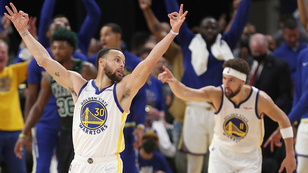 Stephen Curry (vänster) och Klay Thompsons Golden State Warriors är en seger från NBA-titeln.