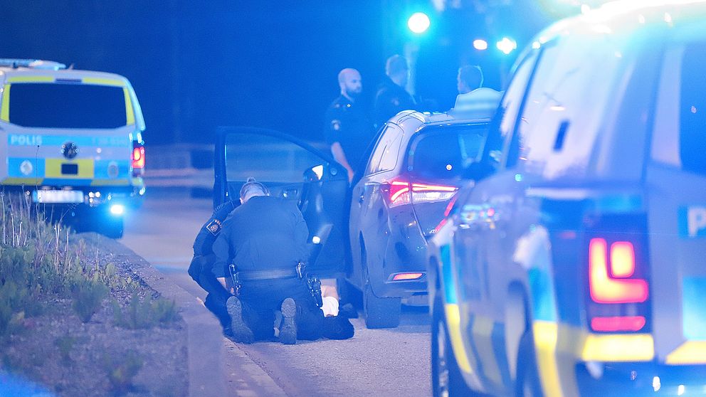 Här grips mannen vid sin taxibil. Polisen ryckte ut med ett stort antal patruller.