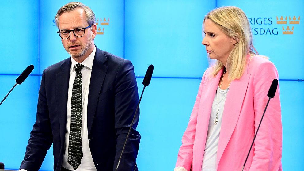 Finansminister Mikael Damberg (S) och finansutskottets ordförande Åsa Westlund (S) håller en pressträff