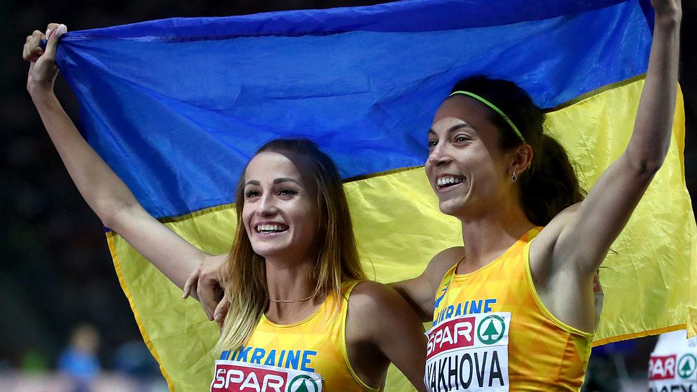 Olha Ljakhova, till höger, firar sin bronsmedalj vid EM 2018.