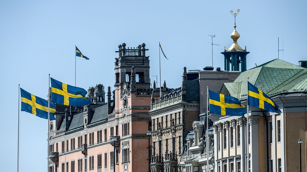 Flaggorna hissade vid regeringshögkvarteret Rosenbad i Stockholm under onsdagen som var första maj och allmän flaggdag.