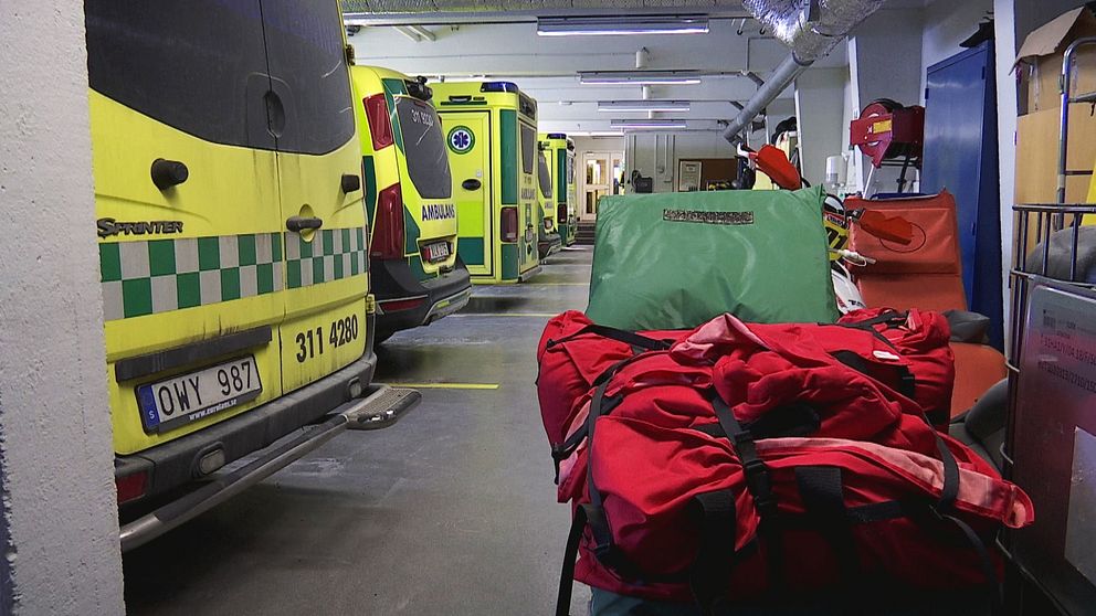 Ambulanser i ett garage.
