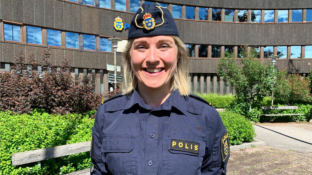 Polisen Annika Hjelm framför polishuset i Falun