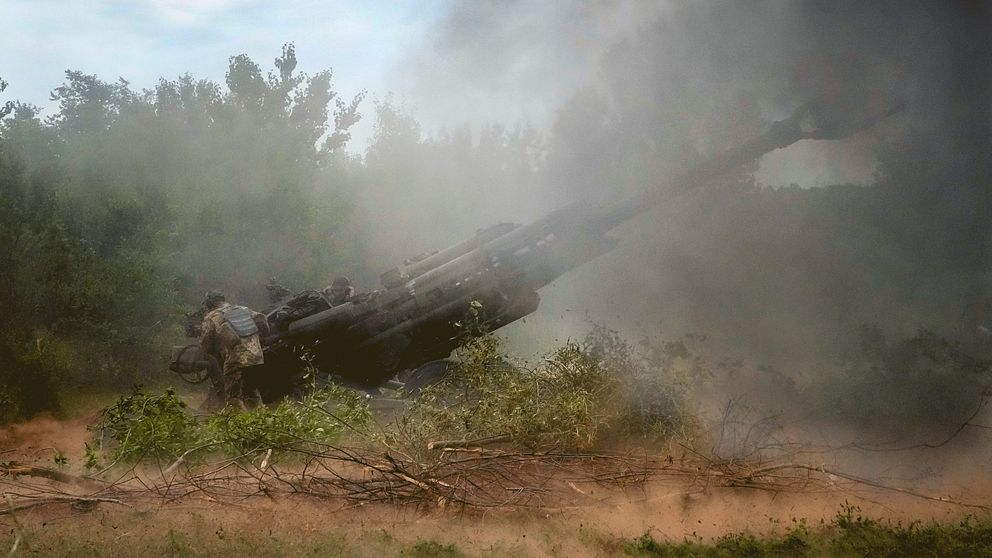 Ukrainska soldater avfyrar en M777 haubits mot ryska positioner i östra Donetsk på lördagen. Artilleripjäsen är donerad av USA.