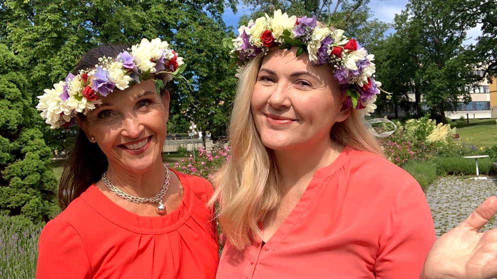 SVT:s meteorologer Pia Hultgren och Deana Bajic i midsommarkransar.