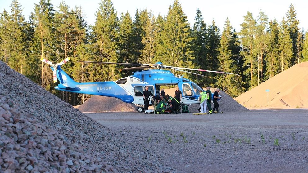 räddningspersonal vid helikopter