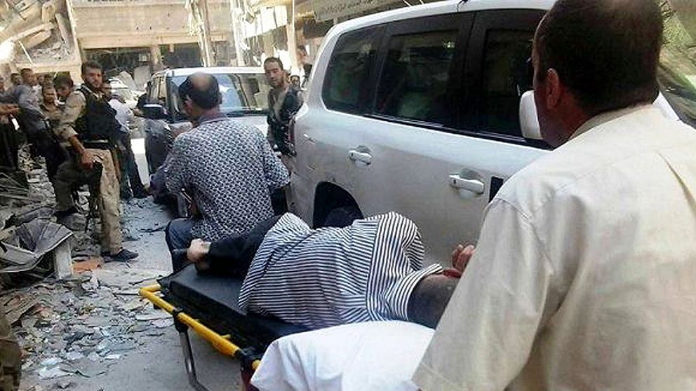 Arkivbild. En man som blivit skadad i en kemvapenattack i augusti 2013 får vård utanför Damaskus, Syrien.