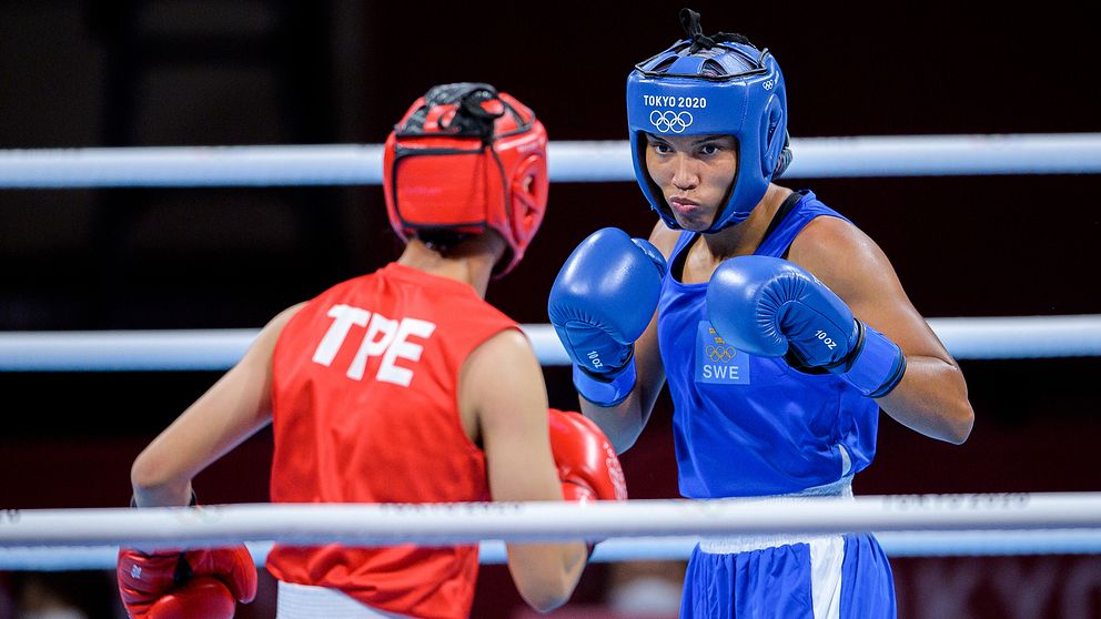 Svenska boxaren Agnes Alexiusson, i blått, under OS i Tokyo.