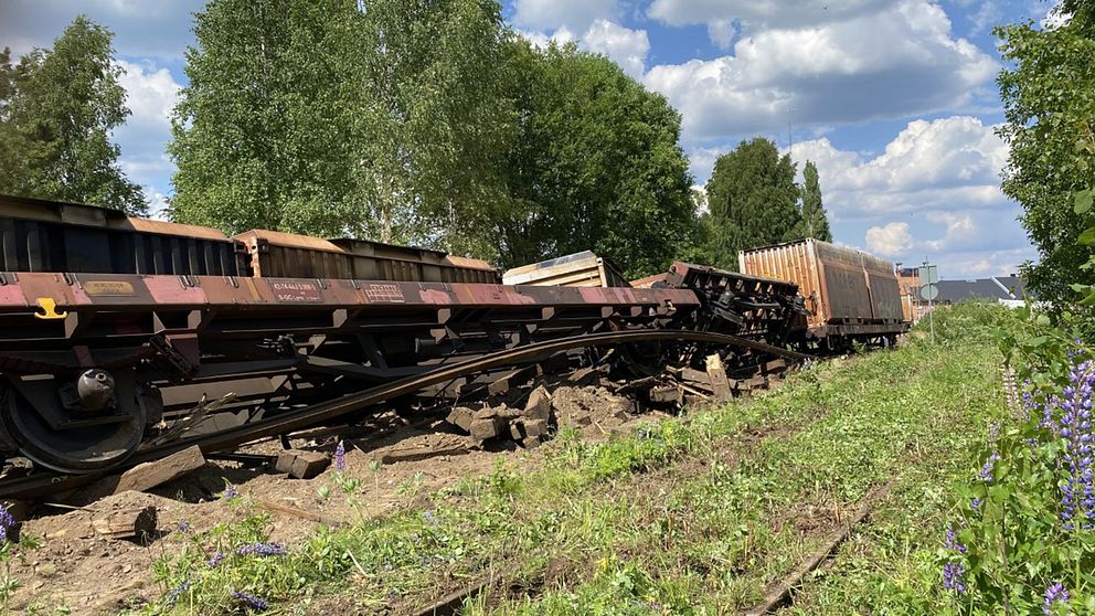 Godsvagnar som ligger på sidan.