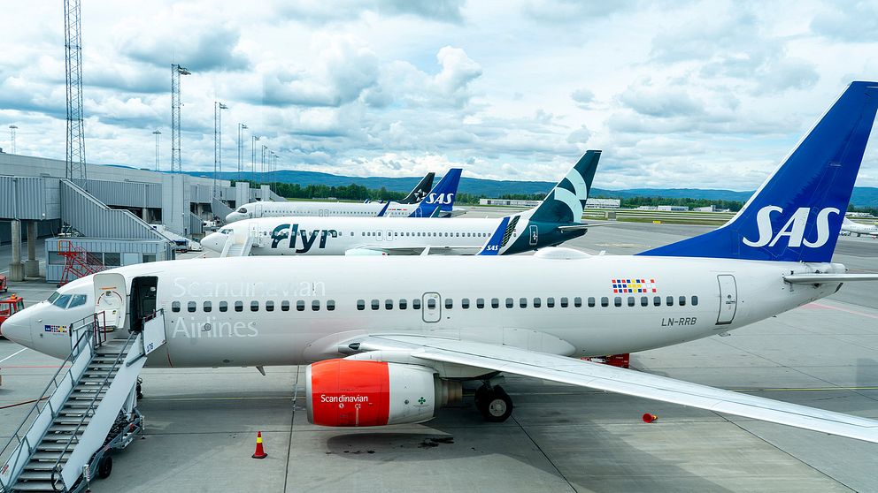 Ett Sas-flygplan står på Oslo flygplats.