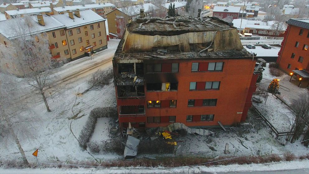 Drönarbild över hyreshuset som brann i Ånge