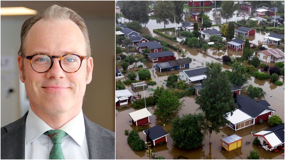 Christoffer Carstens har glasogon och ler mot kameran. Bild på hus med trädgårdar som är delvis täckta av vattnet.