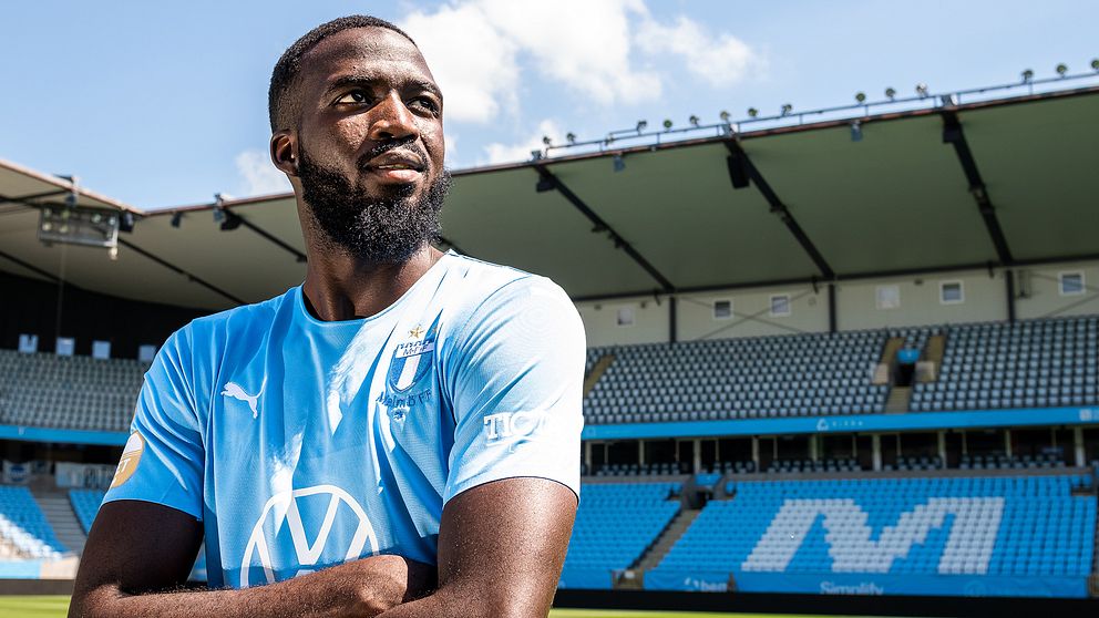 Mahamé Siby under en fotografering med Malmö FF.