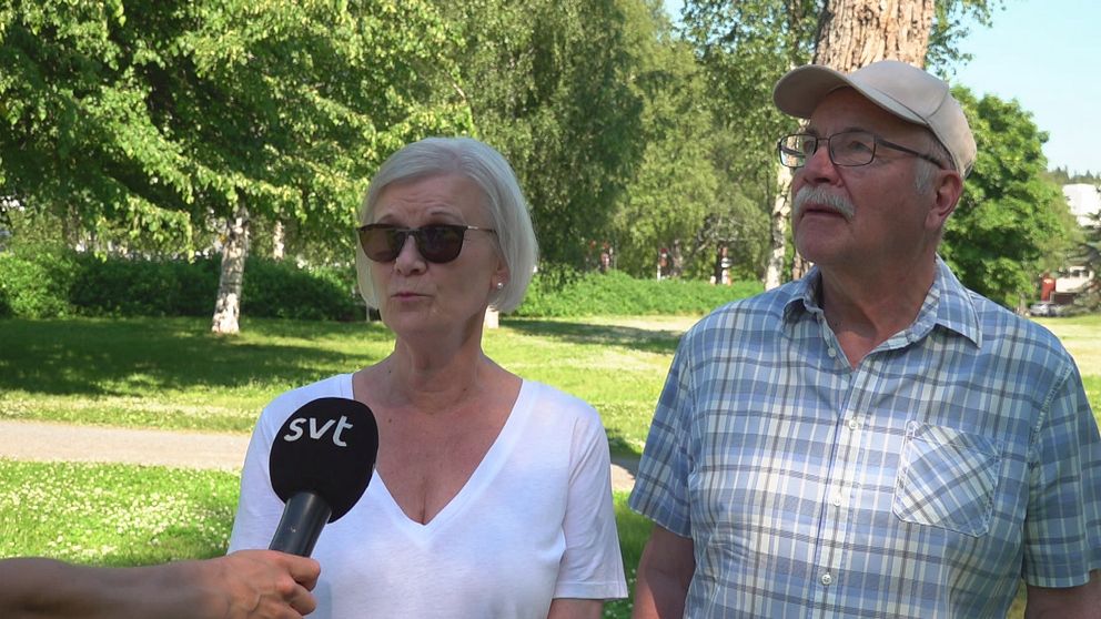En kvinna och en man intervjuas i Hagaparken i Umeå.