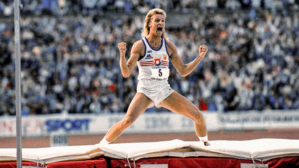 Höjdhopparen Patrik Sjöberg jublar efter att ha satt nytt världsrekord i höjdhopp på 2,42 meter vid DN-galan på Stockholms Stadion 1987.
