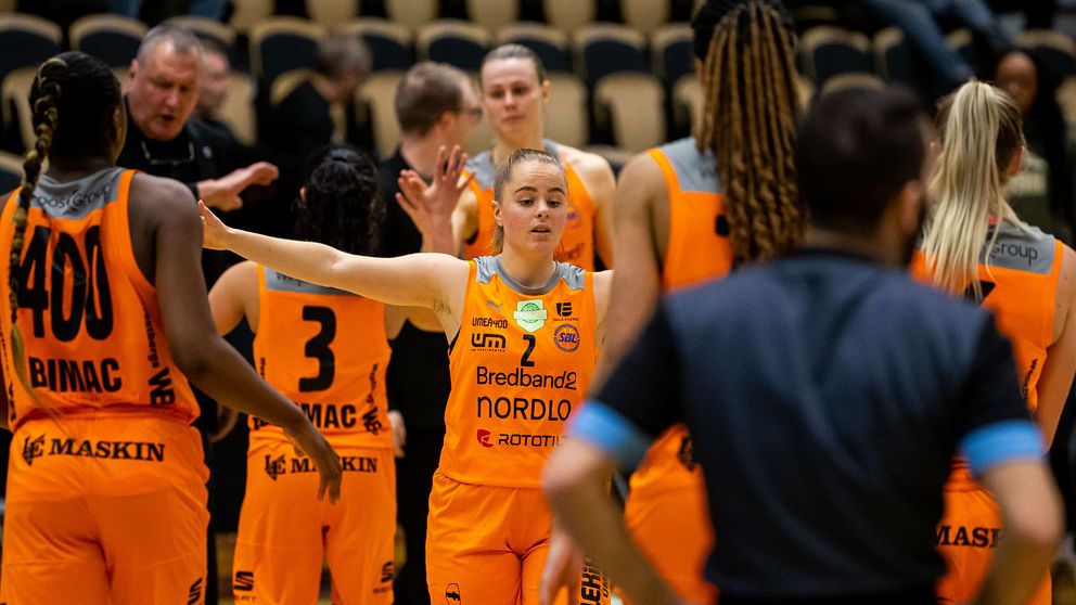 Umeås Moa Dellbro under basketmatchen mellan A3 Umeå och Eos i februari.